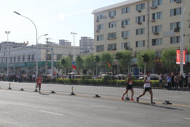 1579400419419904.jpg 鋼興公司齊心協(xié)力護航包頭首屆馬拉松賽4.jpg